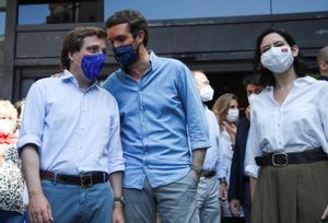 Pablo Casado charla con José Luis Martínez Almeida en presencia de Isabel Díaz Ayuso. 