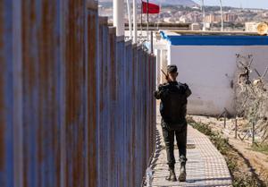 Fuerzas marroquíes patrullan el borde de la frontera entre Marruecos y Melilla. 