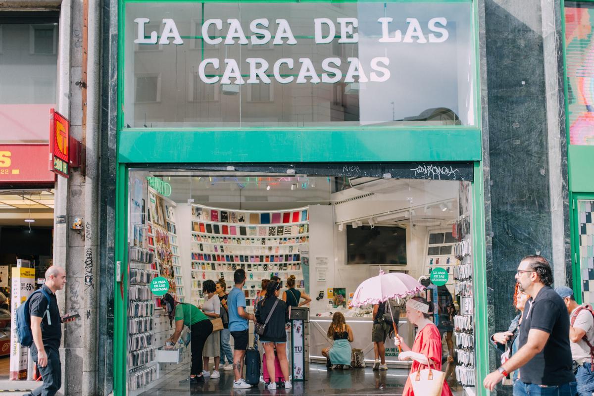 Viandantes y clientes en una de las tiendas de La Casa de las Carcasas en Madrid