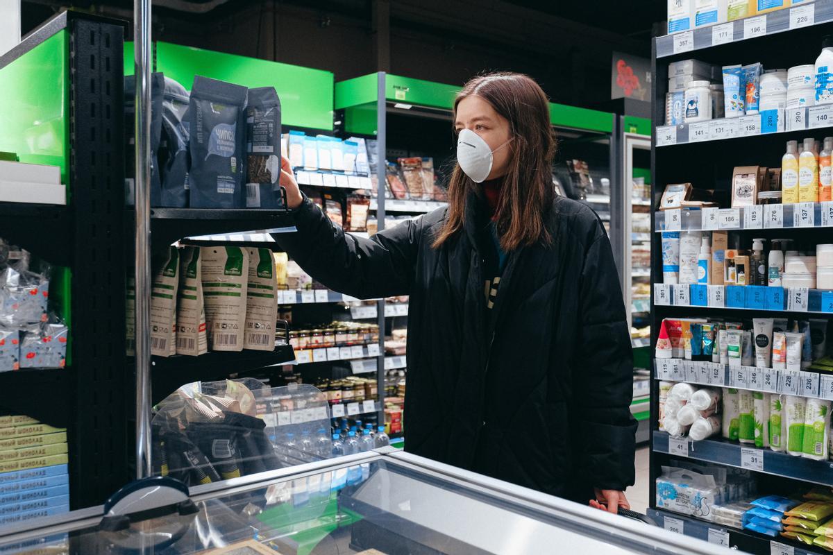 Una joven en un supermercado