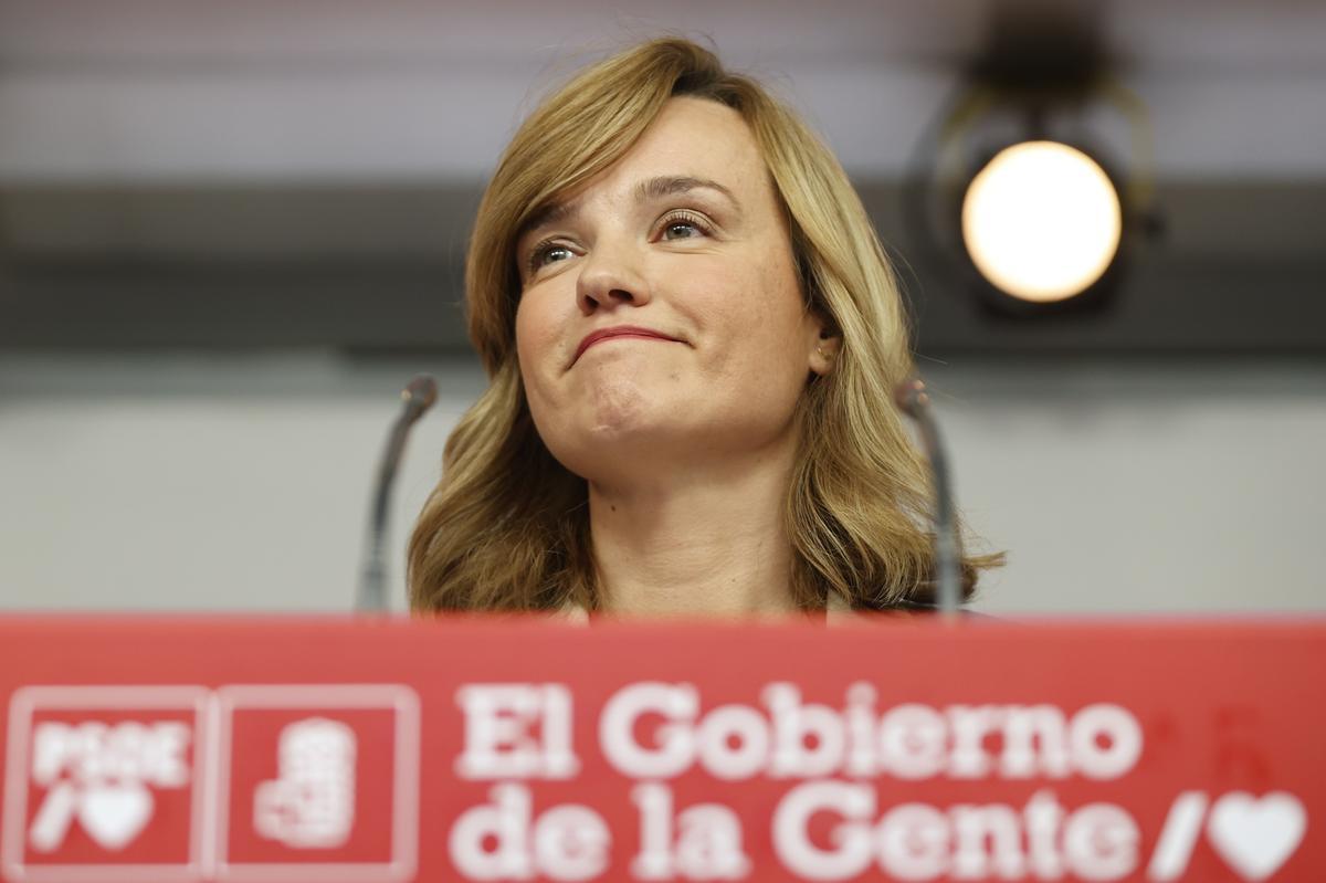 La portavoz del PSOE y ministra de Educación, Pilar Alegría, este lunes en la rueda de prensa en la sede socialista de Ferraz. 