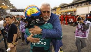 Lawrence Stroll, dueño del equipo Aston Martin, se abraza con Fernando Alonso antes del GP de Bahrein.
