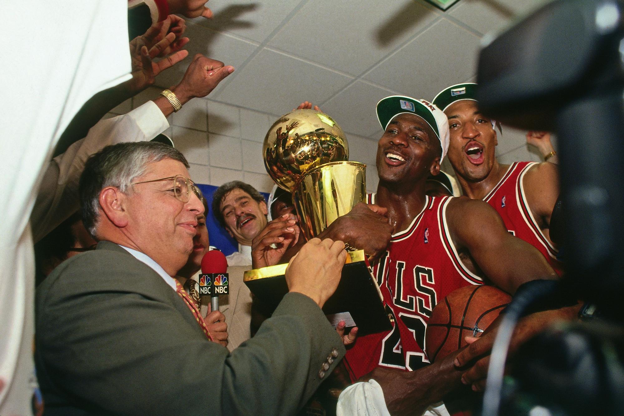 Vandalir póngase en fila vender Michael Jordan, el 23 de los Bulls que globalizó la NBA y es hoy el  exdeportista más rico del mundo | El Periódico de España