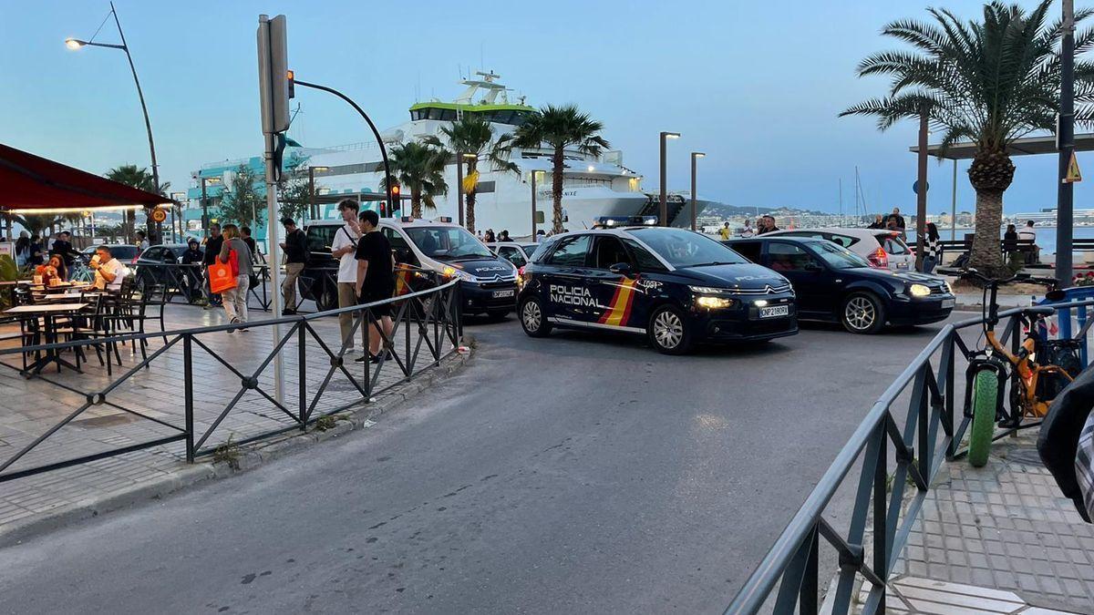 Una mujer armada con un cuchillo atemoriza a los clientes de un céntrico restaurante de Ibiza