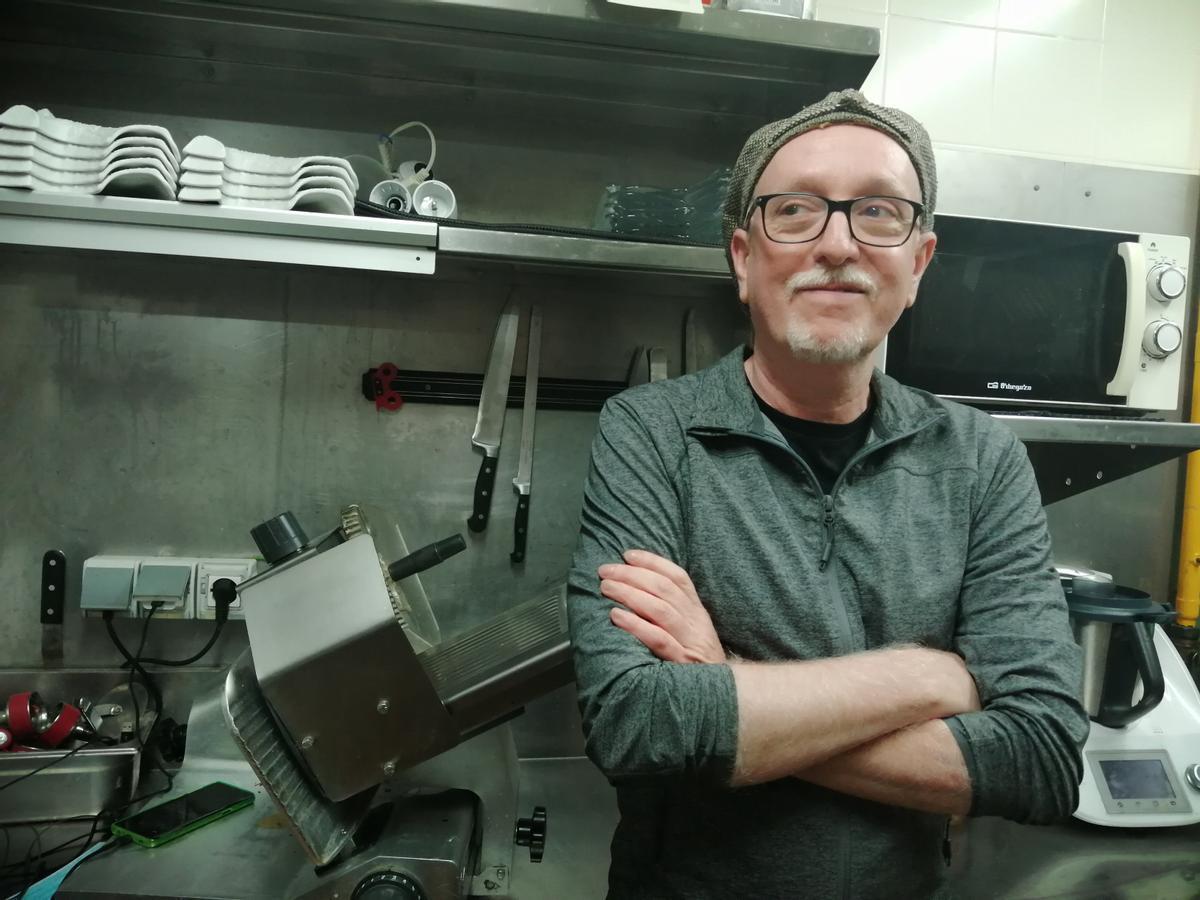 El dibujante de cómic e ilustrador Javier Olivares, en la cocina del restaurante ’La Ferreria’ de Barcelona. El dibujante de cómic e ilustrador Javier Olivares, en la cocina del restaurante ’La Ferreria’ de Barcelona.