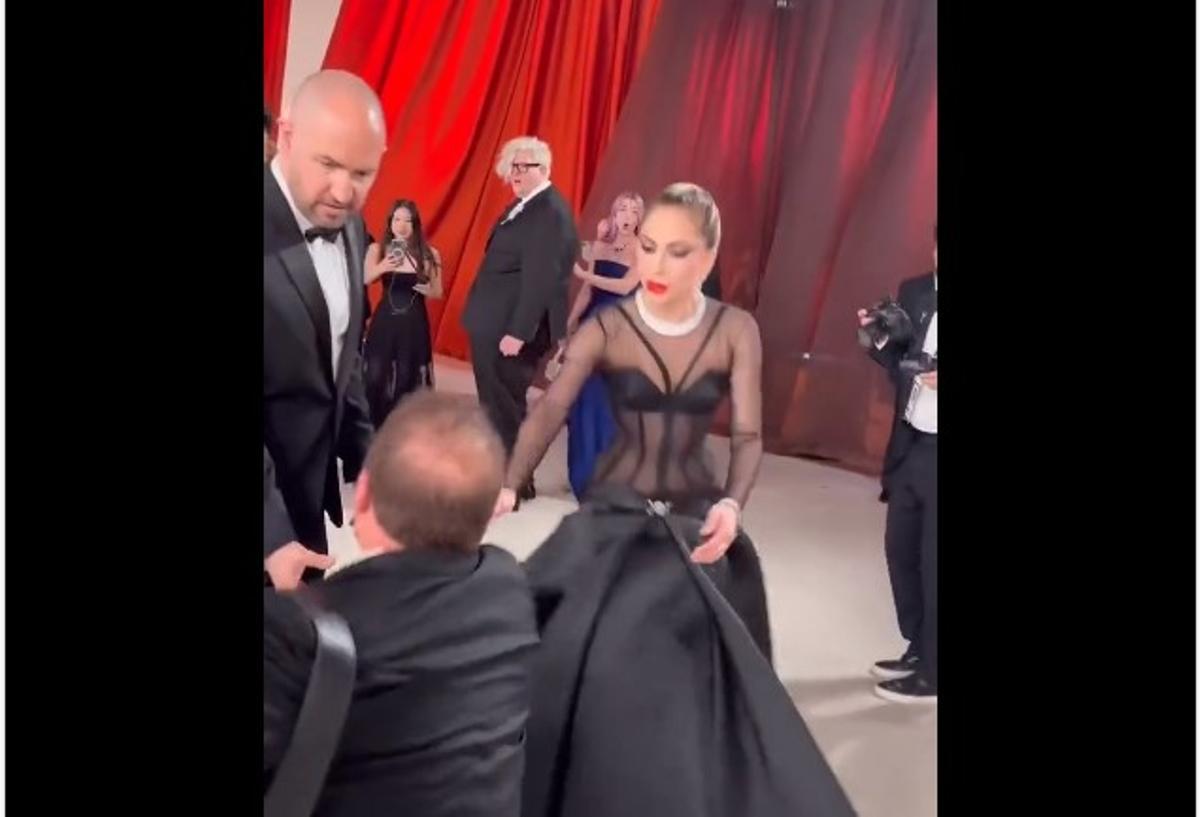 Captura del instante en el que Lady Gaga ayuda a un fotógrafo caído en los Oscars 2023.