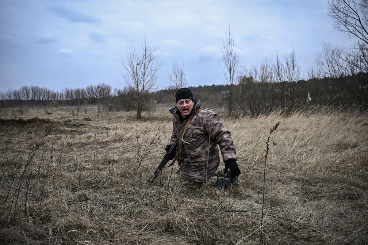 Un militar ucraniano en un campo de Irpin, al oeste de Kiev