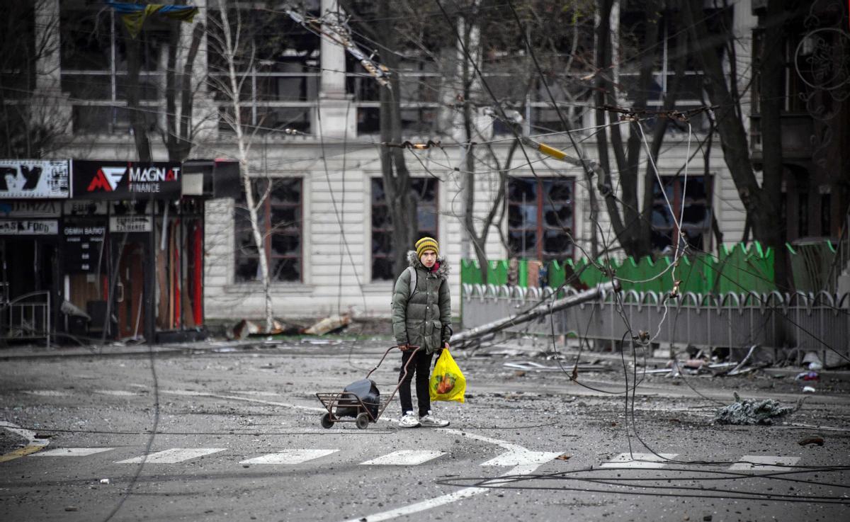 12 de abril de 2022.- Un hombre camina por las calles de la destruida Mariúpol