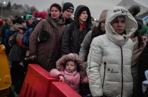 Filas de refugiados ucranianos esperar después de cruzar la frontera de Ucrania con Polonia, a 9 de marzo de 2022.