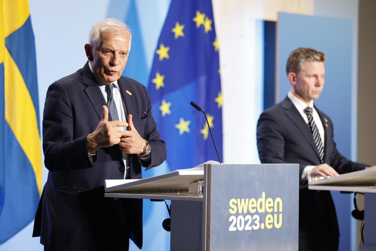 El alto representante de Política Exterior y de Seguridad de la UE, Josep Borrell, y el ministr de Defensa sueco, Pal Jonsson, este miércoles en Estocolmo.