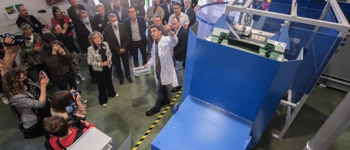 Empieza a funcionar en Alicante la primera planta de España que recicla ropa, juguetes y calzado