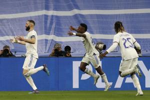 MADRID, 12/04/2022.- El delantero del Real Madrid Karim Benzemá (i) celebra tras marcar el segundo gol ante el Chelsea, durante el partido de vuelta de cuartos de final de Liga de Campeones que disputan hoy martes en el estadio Santiago Bernabéu, en Madrid. EFE/Sergio Pérez