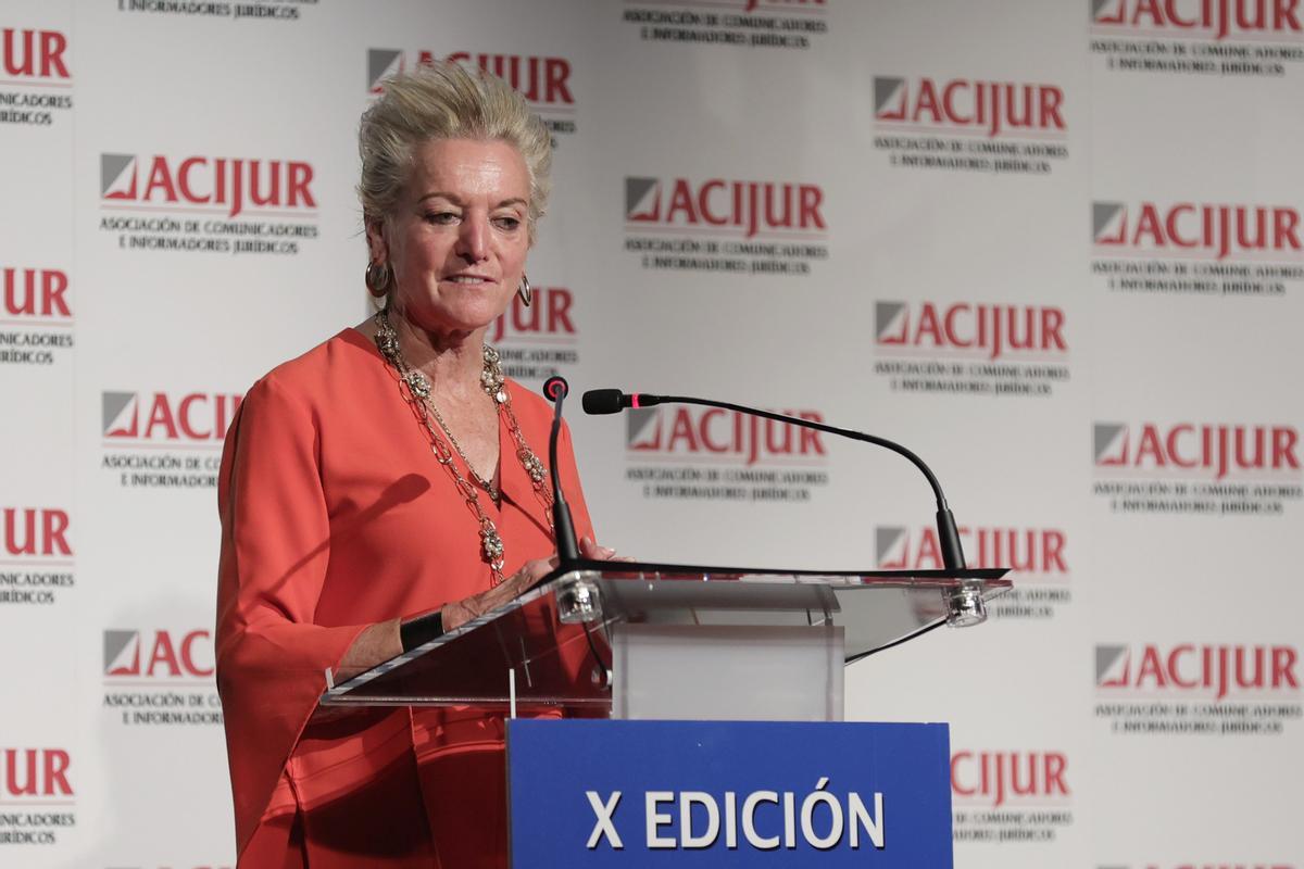 La presidenta de la Sala de lo Social del Supremo, María Luisa Segoviano, recoge un premio de la asociación de comunicadores jurídicos Acijur