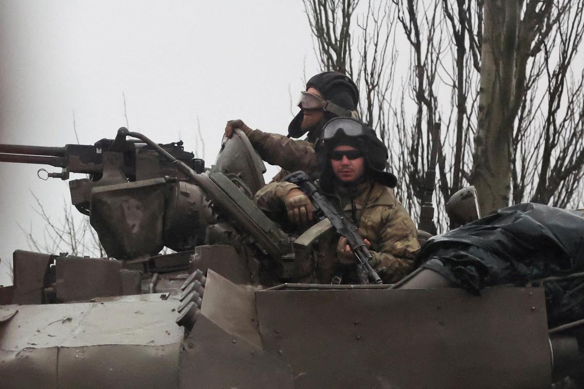 Tanques ucranianos desplegados en Mariupol, en el este de Ucrania.