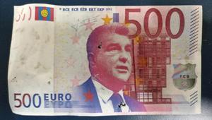 Uno de los billetes con la cara de Laporta diseminados en las afueras del Santiago Bernabéu.