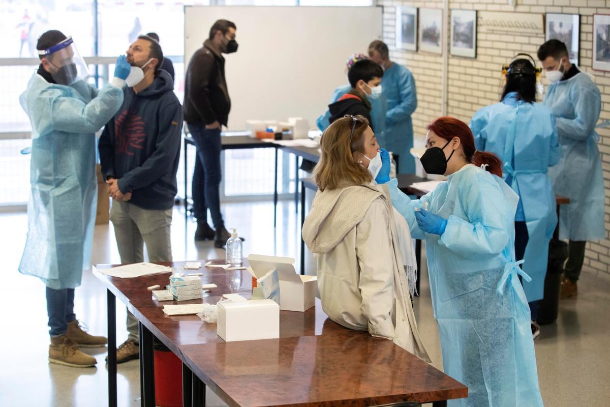 Varios sanitarios realizan test de antígenos en un instituto de Medina de Archena (Murcia).