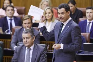 Moreno en el pleno del Parlamento andaluz durante la sesión de control al Gobierno.