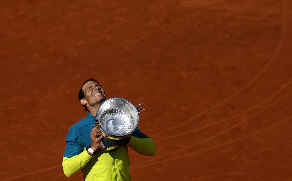 Rafa Nadal levanta la Copa de los Mosqueteros tras su 14º triunfo en Roland Garros.