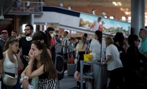 Caos en la estación de Atocha por la interrupción de la línea de alta velocidad Madrid-Barcelona-Figueres