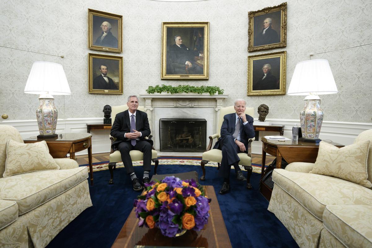 El presidente de EEUU, Joe Biden, con el líder republicano de la Cámara de Representantes, Kevin McCarthy.