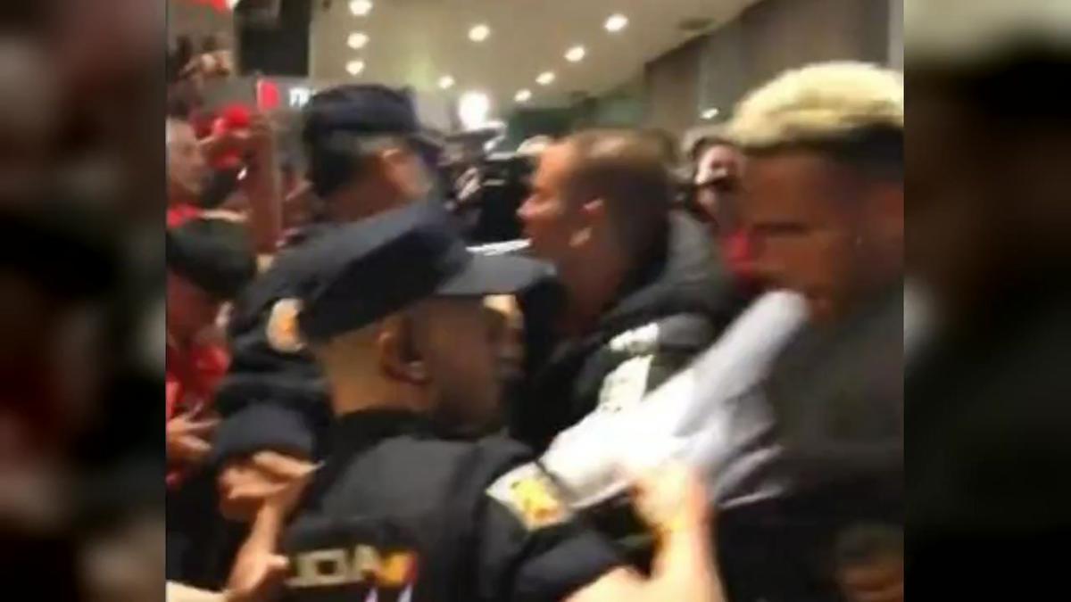Pelea entre la Policía y jugadores de la selección peruana de fútbol fuera de un hotel de Madrid