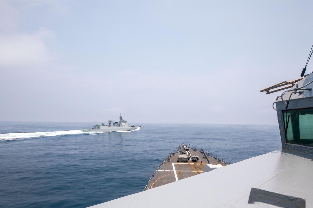 Barcos de guerra chinos navegan cerca de un barco estadounidense en la frontera marítima de Taiwán 