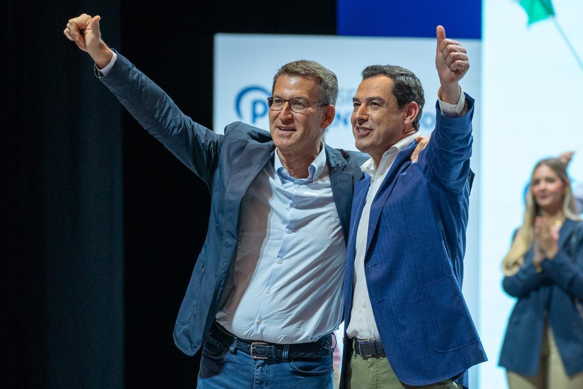 El presidente del Partido Popular, Alberto Núñez Feijóo, (i) y el presidente de la Junta de Andalucía, Juanma Moreno, (d) durante el acto electoral del Partido Popular, en el Auditorio Cartuja Center, a 20 de mayo de 2023, en Sevilla.