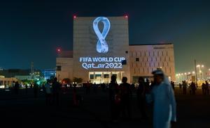 Emblema oficial del Mundial de Qatar 2022 sobre un edificio de Doha. 