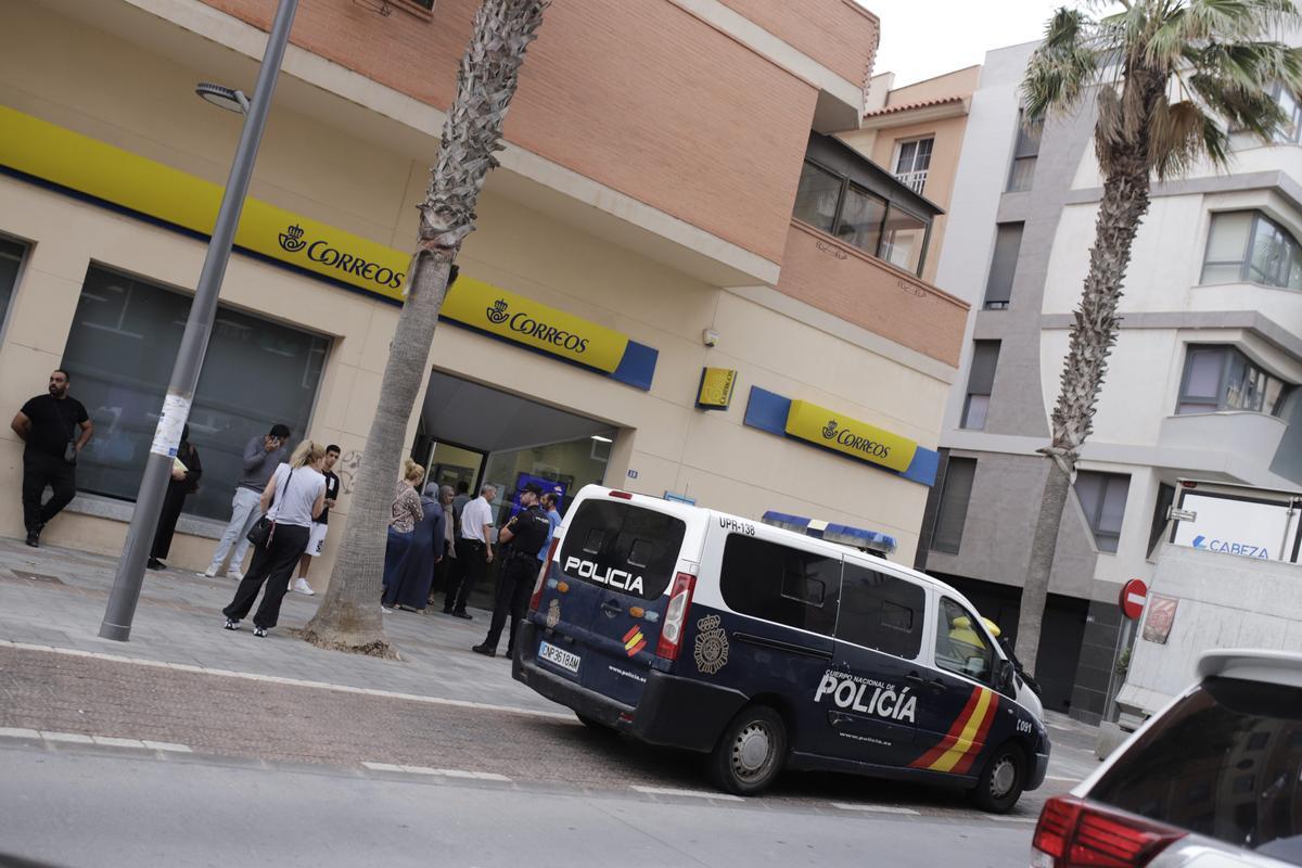 Un furgón policial frente a una oficina de Correos en Melilla,