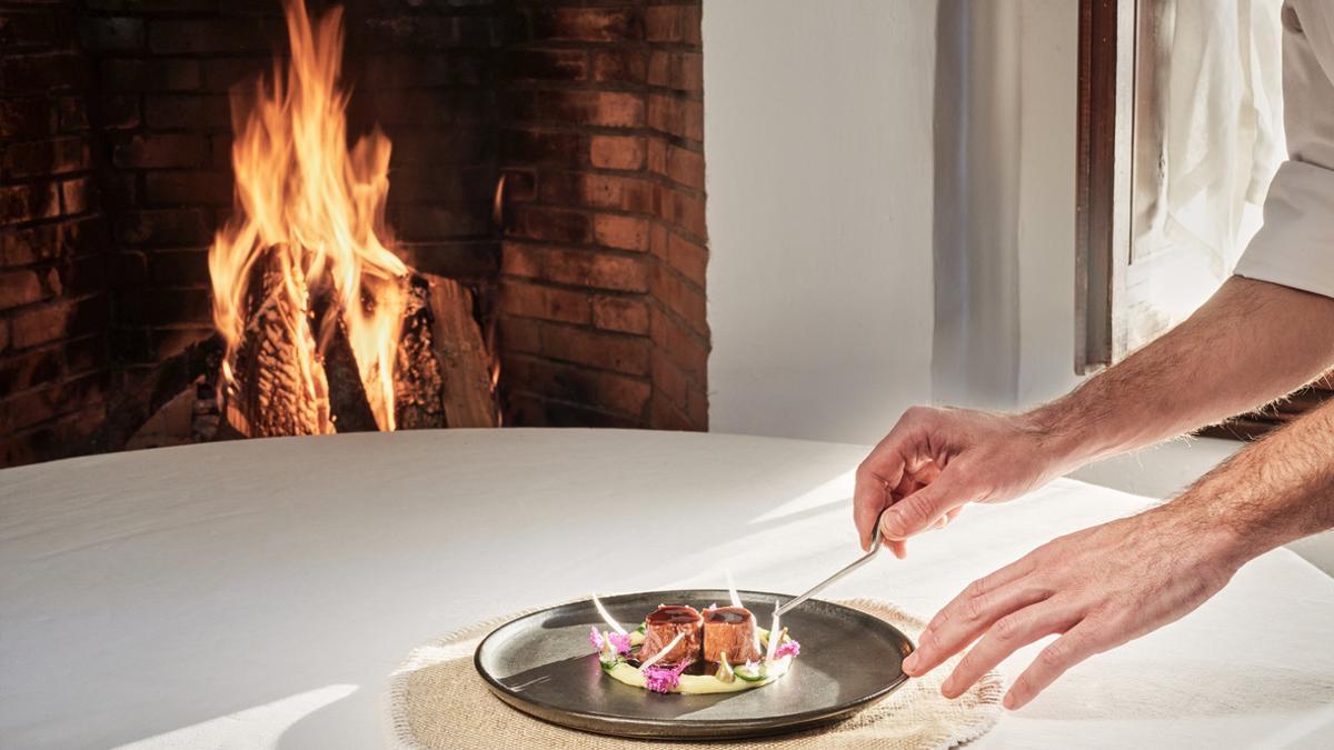 En esta selección de hoteles, hay un chef estrella poniendo la mesa.
