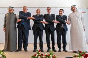 De izquierda da derecha, los primeros ministors de Bahréin, Abdullatif bin Rashid al-Zayani; Egipto, Sameh Shoukry; Irael, Yair Lapid; Estados Unidos, Antony Blinken; Marruecos,  Nasser Bourita y Emiratos Árabes Unidos, Abdullah bin Zayed al-Nahyan. En Sde Boker, Israel, el 25 de marzo de 2022. 