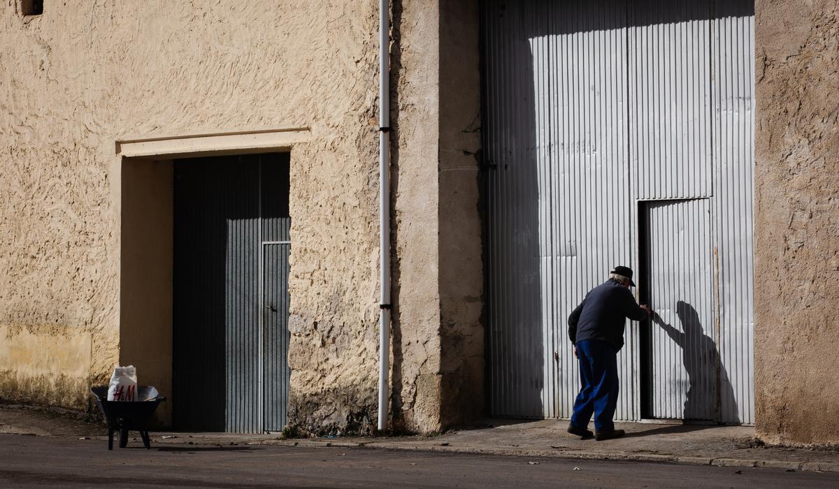 Un vecino de Fuente el Olmo de Fuentidueña, en Segovia, entrando en su almacén garaje. 