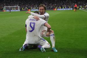Benzema y Modric celebran un gol ante el PSG en la Champions. 
