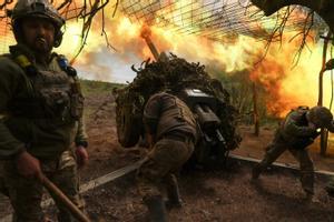 Un soldado ucraniano de la 10ª Brigada Motorizada de Asalto ’Edelweiss’ dispara un obús D-30 contra las tropas rusas en una posición del frente cerca de Soledar, Donetsk, el pasado 6 de mayo de 2023