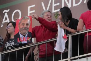 Una persona muestra una cartel con la imagen de Lula, durante el primer acto de campaña de Bolsonaro.