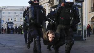 Policías rusos detienen a un participante en una manifestación contra la guerra de Ucrania en San Petersburgo, el 6 de marzo de 2022.