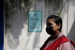 Estudiantes llegan a las escuelas tras la flexibilización de las medidas frente al coronavirus en Kolkata (India).