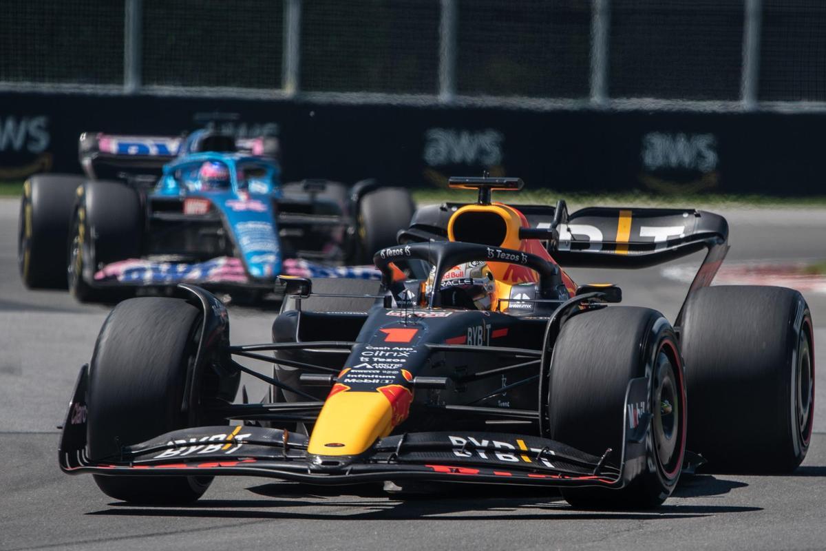 Vista del podio del Gran Premio de Canadá, liderado por Max Verstappen (c), de la escudería Red Bull, seguido por el español Carlos Sainz (i), de Ferrari, y el británico Lewis Hamilton (d), de Mercedes, en el circuito Gilles-Villeneuve de Montreal, Canadá, este 19 de junio de 2022.