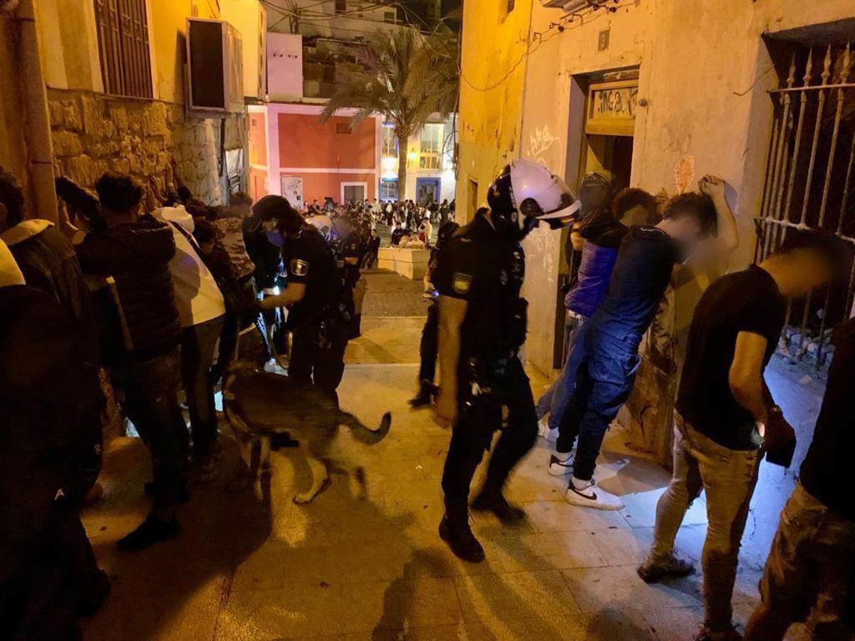 Detenidos 18 menores por atacar a otros jóvenes con machetes y navajas en Sevilla