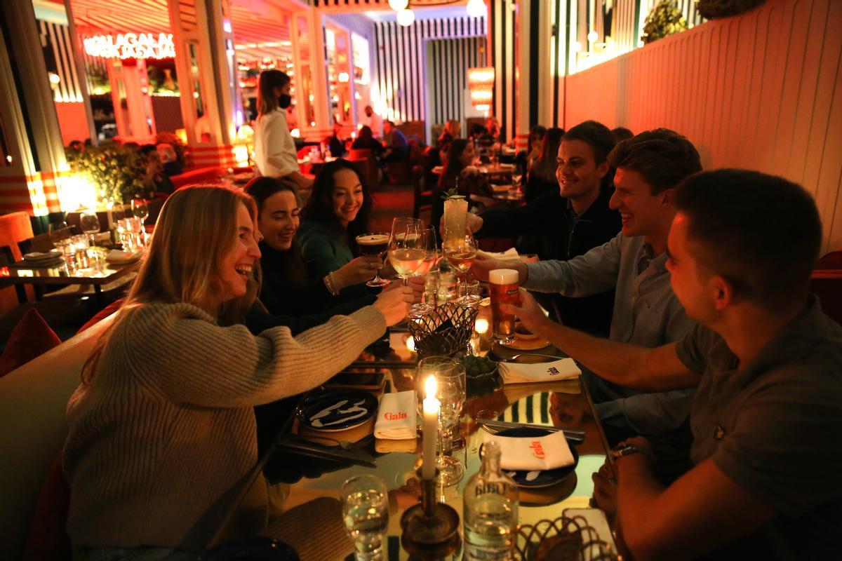 Cena de Navidad en un restaurante. Cena de Navidad en un restaurante.