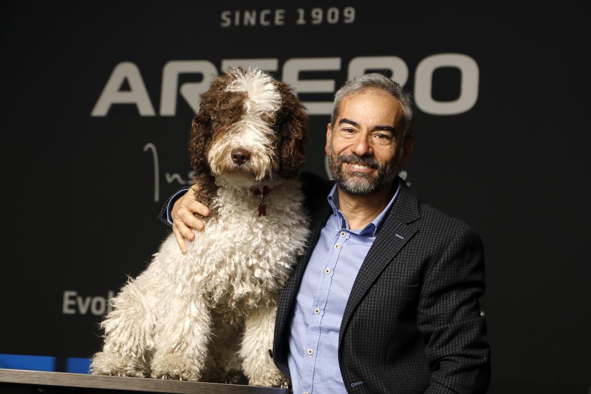 Álex Artero junto a un perro en las Jornadas Artero 2023. 