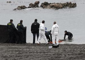 Imagen de archivo de la Guardia Civil rescatando en la playa del Tarajal el cadáver de uno de los 15 inmigrantes subsaharianos fallecidos en 2014 cuando intentaban entrar a nado en la ciudad de Ceuta. 