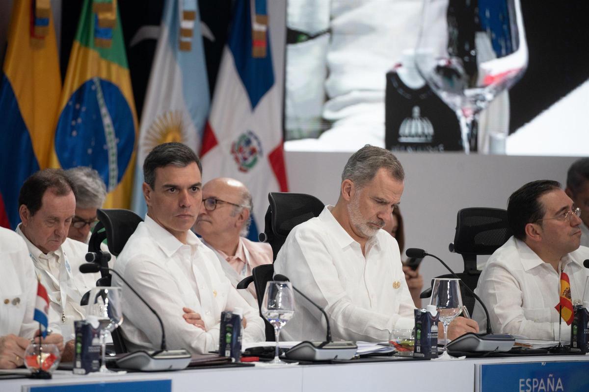 El Rey Felipe VI, el presidente del Gobierno, Pedro Sánchez, y el ministro de Asuntos Exteriores, José Manuel Albares, en el plenario de la XXVIII Cumbre Iberoamericana en Santo Domingo (R. Dominicana). El Rey Felipe VI, el presidente del Gobierno, Pedro Sánchez, y el ministro de Asuntos Exteriores, José Manuel Albares, en el plenario de la XXVIII Cumbre Iberoamericana en Santo Domingo (R. Dominicana).