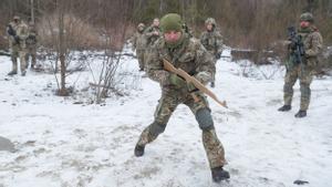 Soldados ucranianos realizan maniobras.