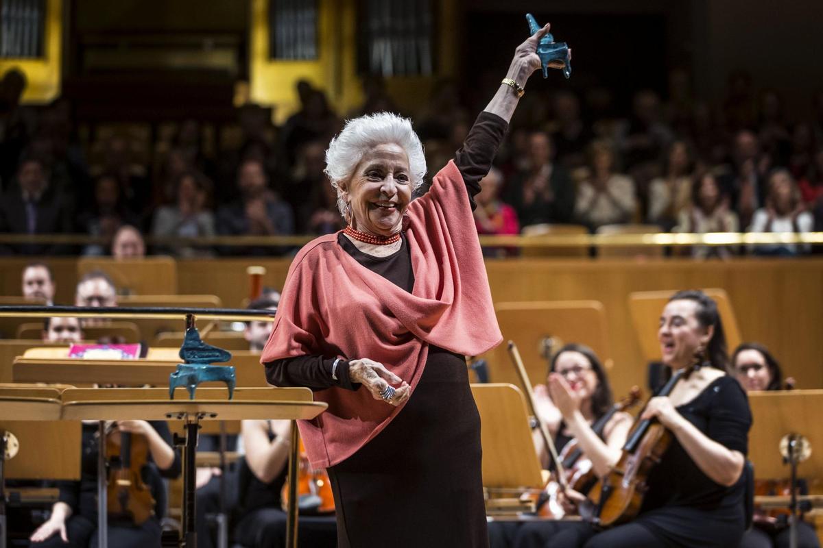La Mezzosoprano Teresa Berganza tras recibir el Premio de la Fundación Excelentia a la trayectoria profesional, en un concierto celebrado en el Auditorio Nacional, en Madrid, en 2016. EFE/Emilio Naranjo/Archivo