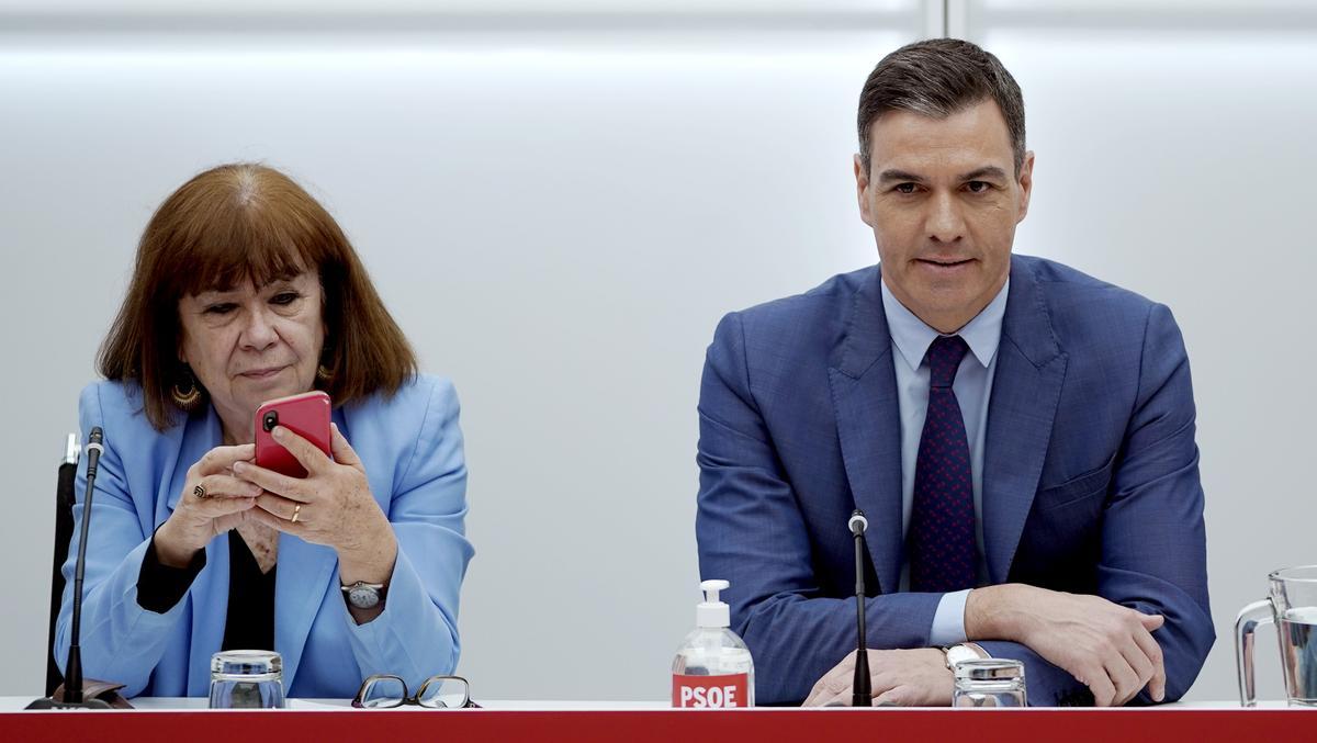 Pedro Sánchez y Cristina Narbona. 
