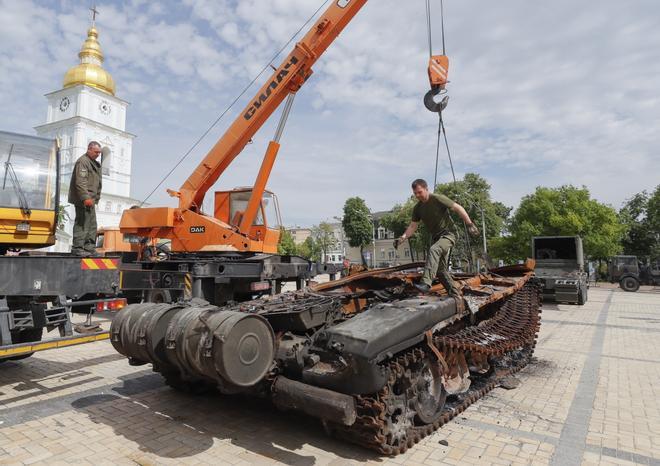 Kiev, 20 de mayo de 2022.- Restos de tanque ruso mostrados en Kiev como monumento