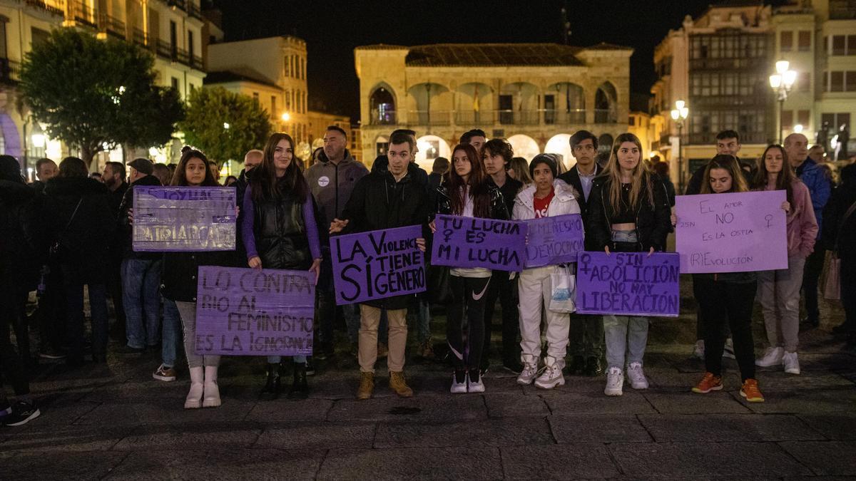 Concentración en Zamora contra la violencia de género.