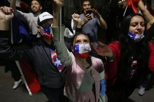 Un grupo de chilenos contrarios a la Constitución celebran el resultado del plebiscito constitucional, en Santiago de Chile.