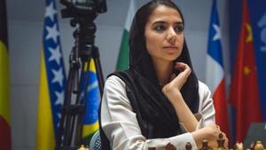 La ajedrecista iraní Sara Khademalsharieh compite sin velo en el Mundial en solidaridad con las protestas